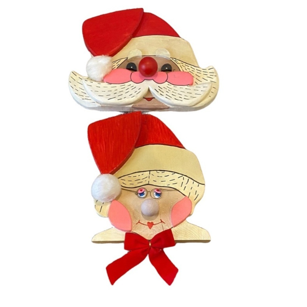 Harry W. Triplett Festive Santa and Mrs. Claus Wall Decor. Play’s music.